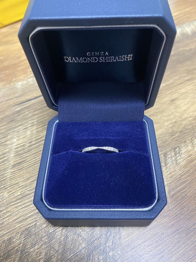 ネイビーカラーで大人感、高級感があるボックスになっています。