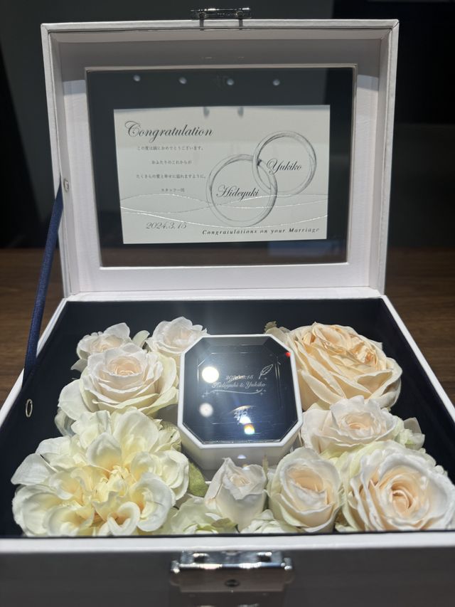 受け取りに凄くゴージャスな入れ物に入れてもらいました。