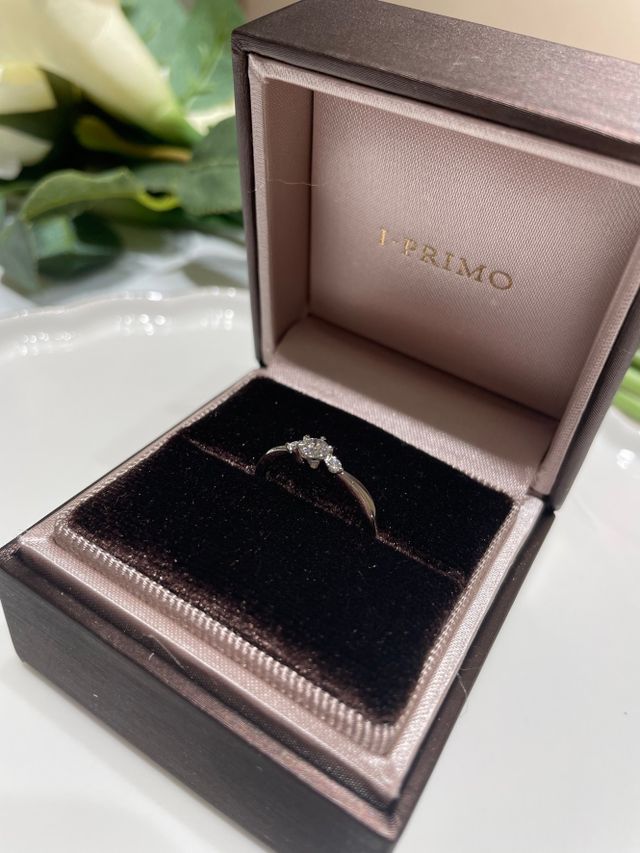 中央のメインダイヤを小さくし統一感を重視した指輪にしました。