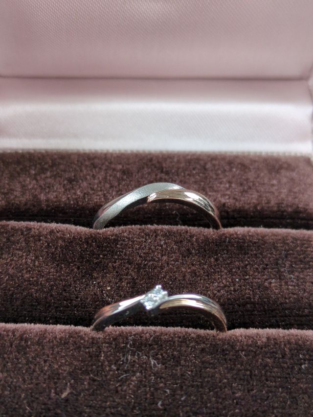 結婚指輪。
同じブランドで買ったら意外とペア感がでた。