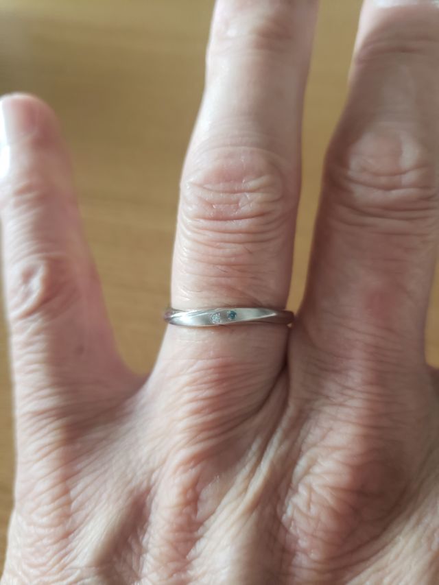 ブルーダイヤとダイヤを使用、ダイヤの周りはマット加工