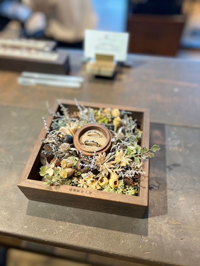 作成した指輪を箱に入れて持ってきてくれました。