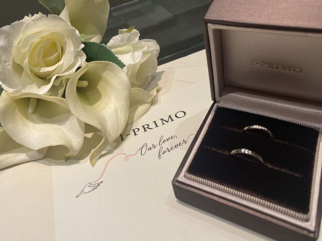 お店で用意して頂いたお花と土台に合わせた指輪の写真です。