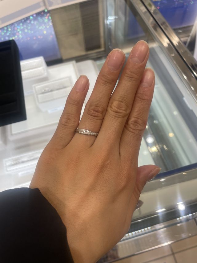 ダイヤが斜めに入っているもので、キラキラしてかわいかったです