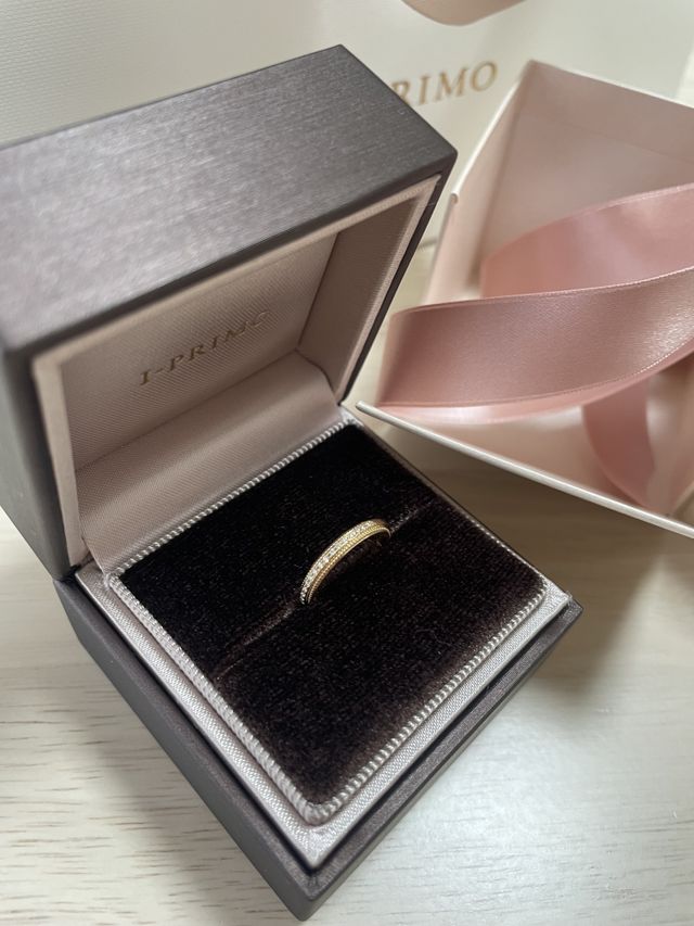 上下にミル打ち加工が施された、イエローゴールドの指輪です