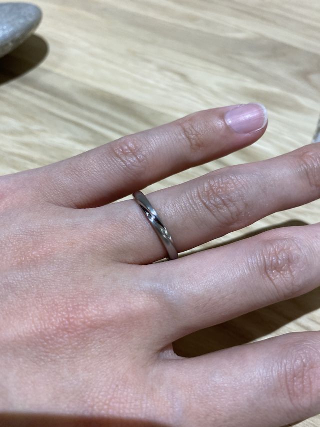 自身の手に着けて撮りました。