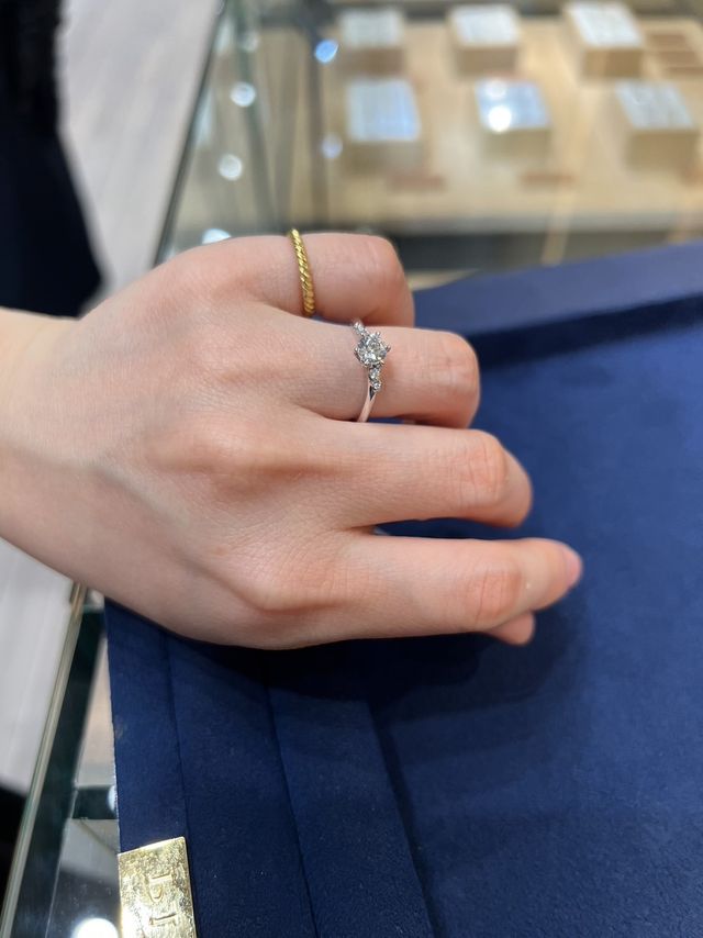 試着写真。
サンプルは0.5ctとのこと。