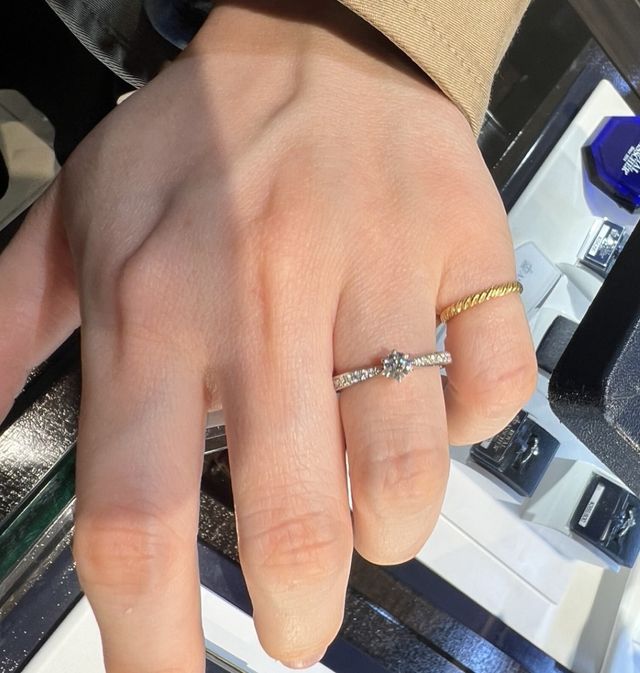 サイドが絞られたデザインなのでダイヤが大きく見えます。