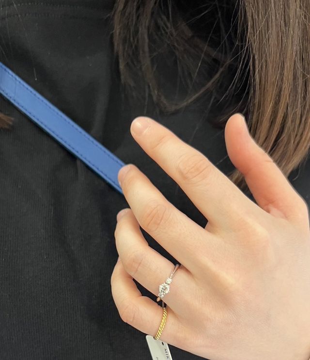 サイドに大きめのメレがついたストレートタイプの指輪です。