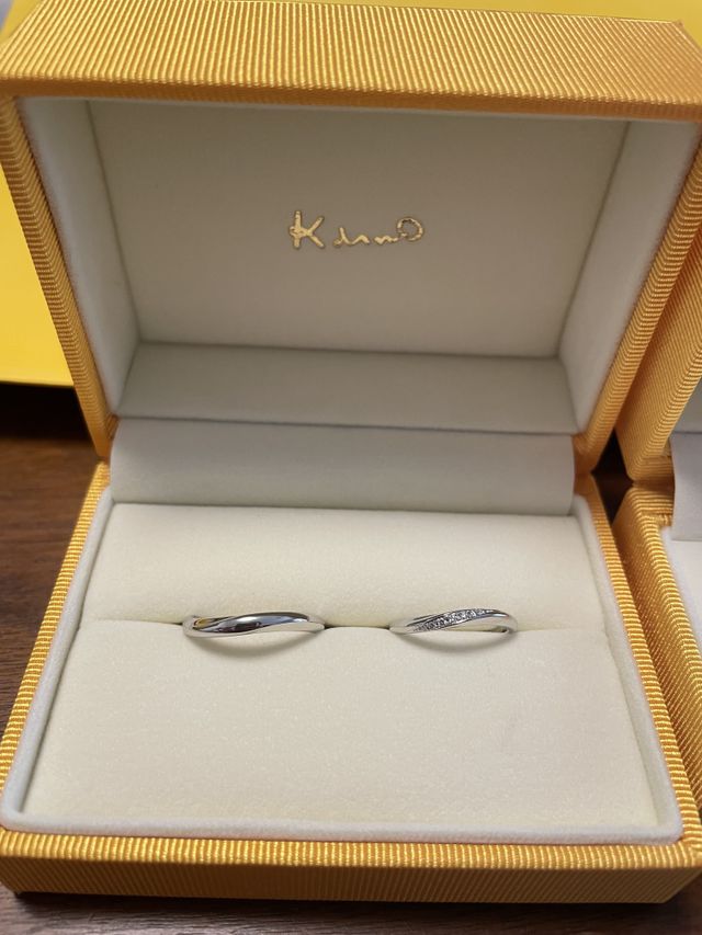 ボックスに入った指輪。黄色のボックスも可愛い