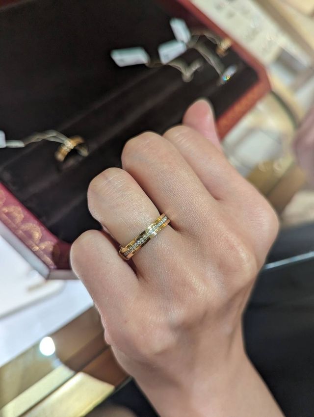 重ね付けしているような、シンプルだけど存在感あるリング！