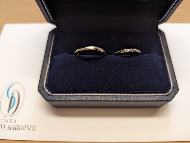 ペアのデザインですが、男性用はマット加工を施しました。