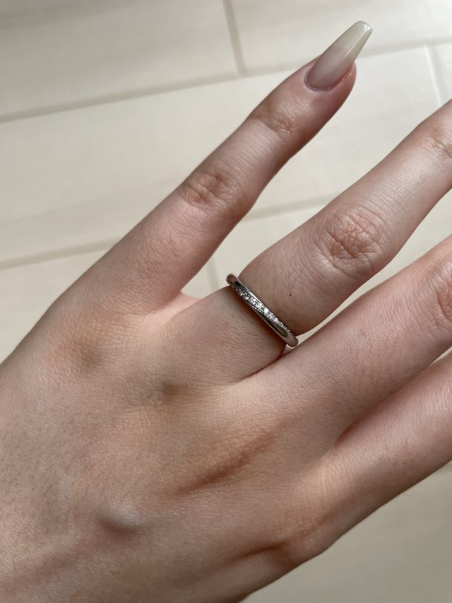 斜めにダイヤが入っているので
上から角度以外でも輝いて見える