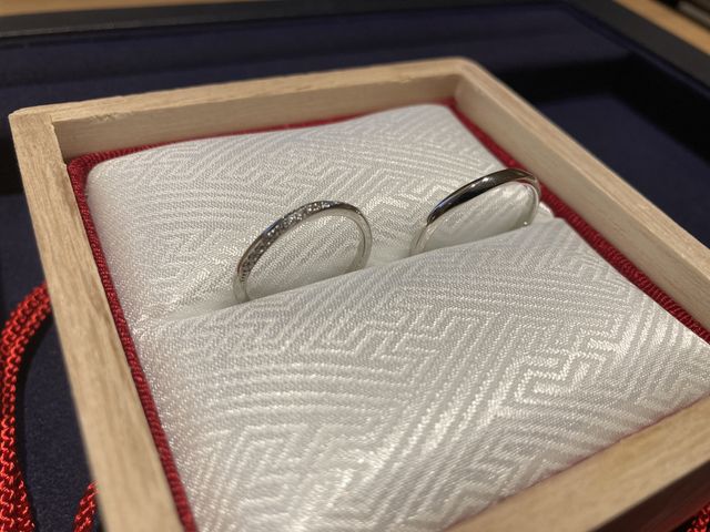 想像していたよりも、光の反射でキラリとしている印象。