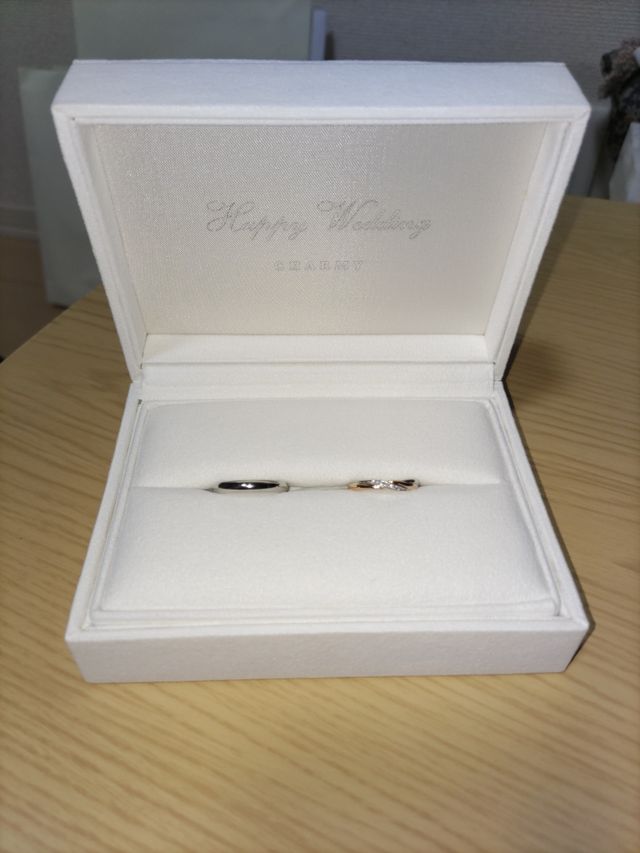 プラチナのストレートとプラチナ・ピンクゴールのウェーブ