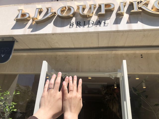 お店の前で撮影しました。