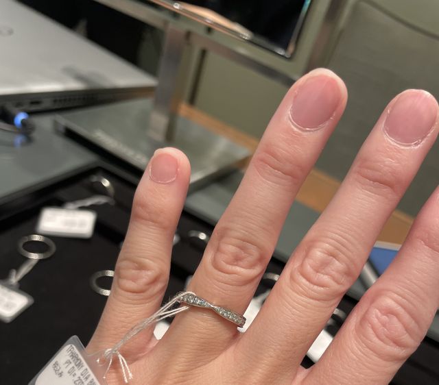 リボンの形をしていて女の子らしい可愛らしいデザインでした。