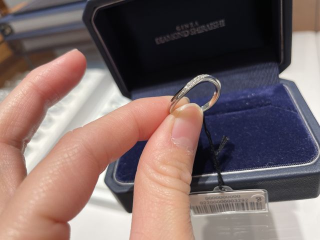 強めなS字カーブの指輪です