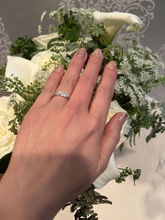 重ね付けしている下の指輪が結婚指輪です。