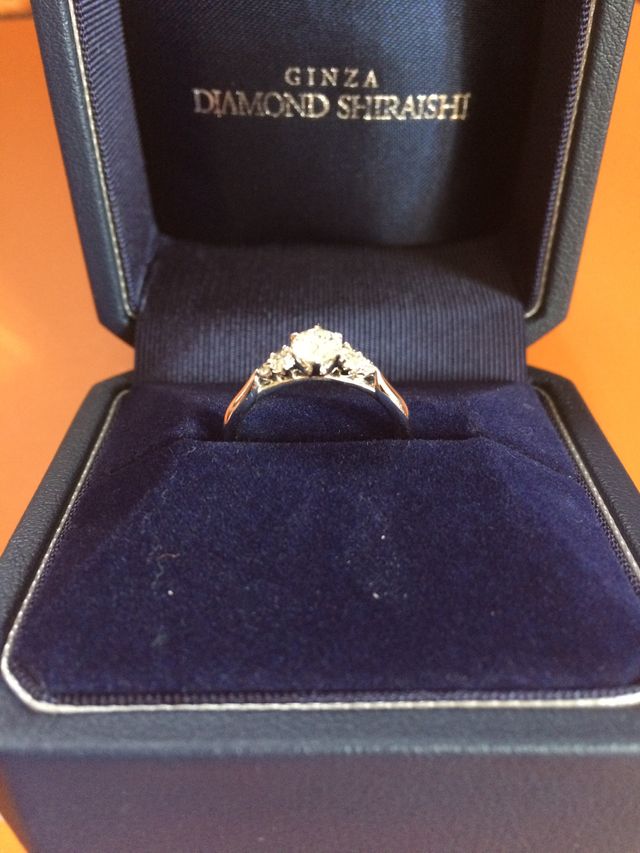 上からの角度はもちろん、横から見てもとても素敵な指輪です。