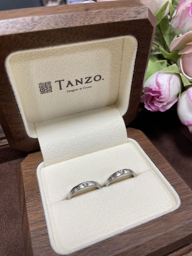 一枚板のくるみの木箱に入っている指輪