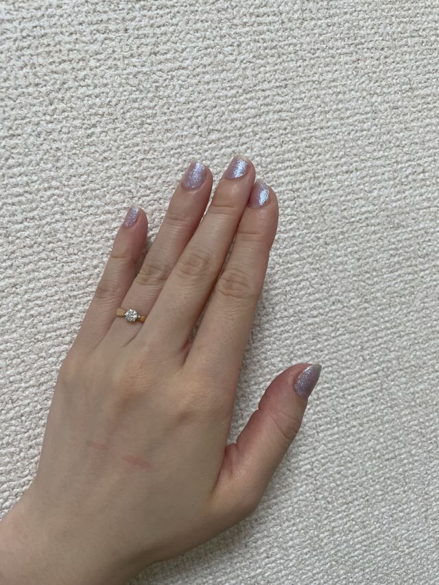 ティファニーのハーモニーの婚約指輪でピンクゴールドの色味です