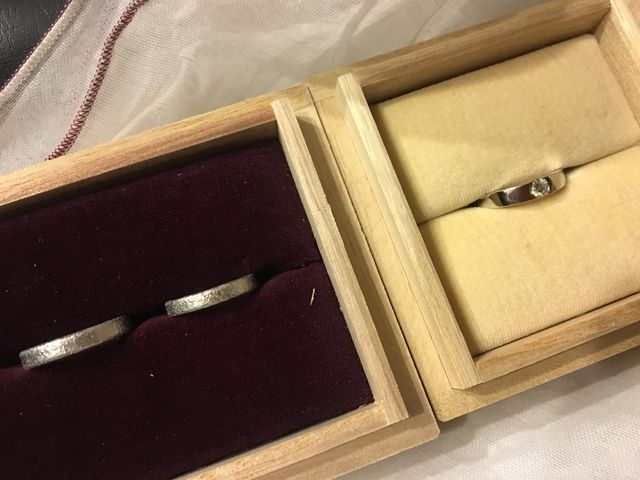 結婚指輪と婚約指輪です。