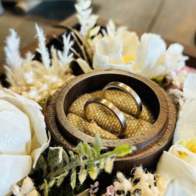 お互いの指輪を作りあい、内側に結婚記念日を刻印しました！