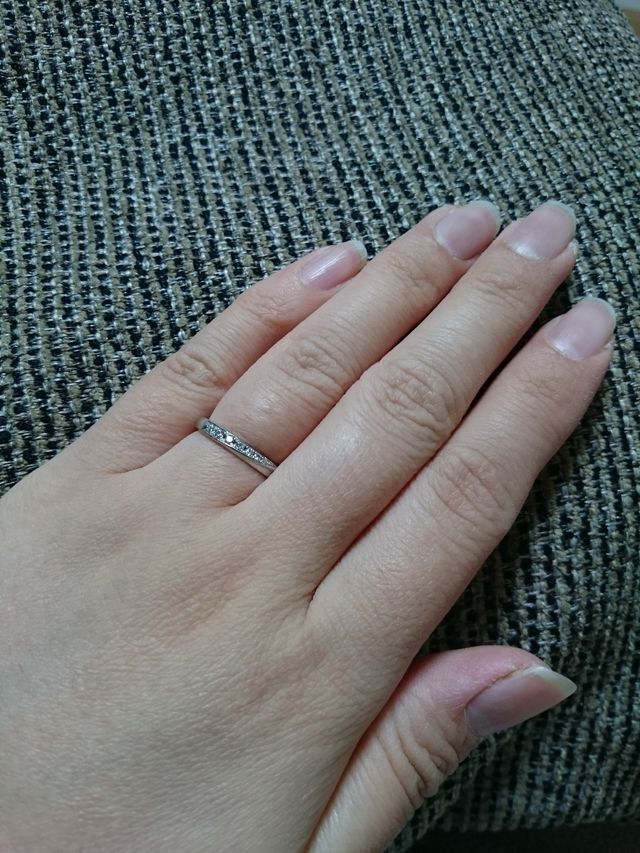ダイヤがラインで入っている結婚指輪です。