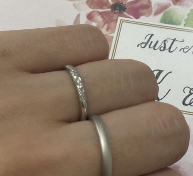 左側（薬指）が女性用です。