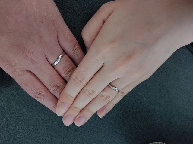 購入した指輪を二人で付けた写真