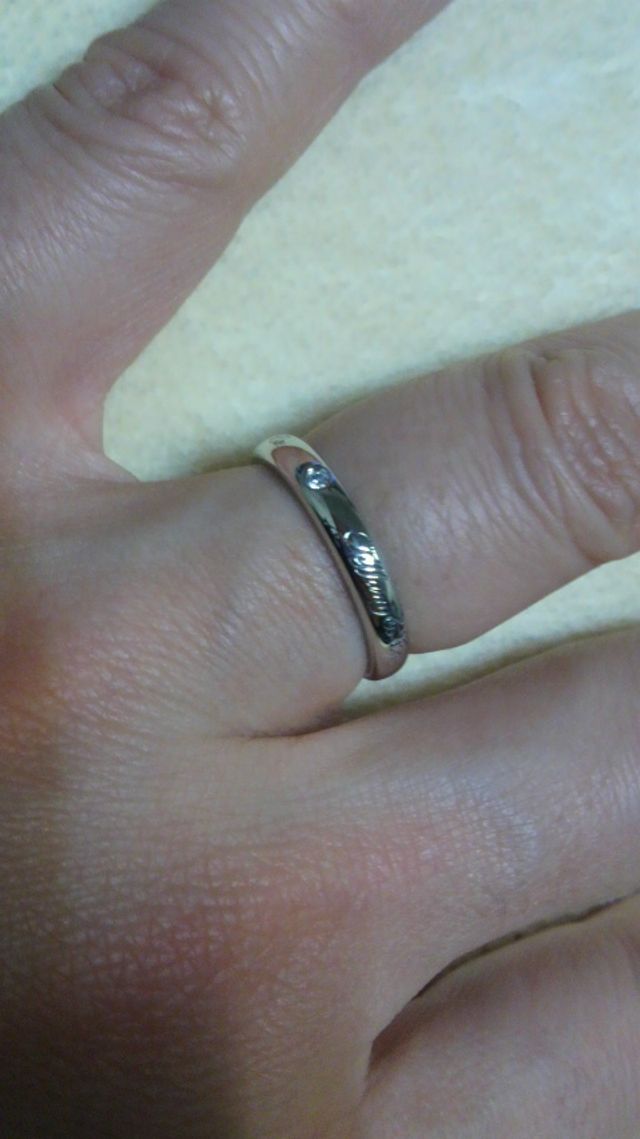 文字入り（ロゴ）でダイヤが３つついてます