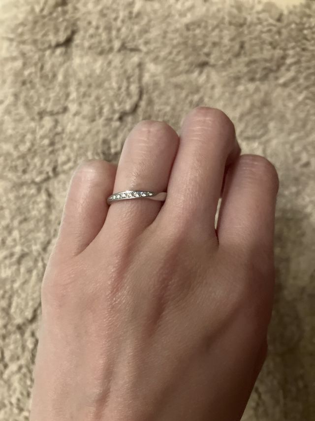 ロイヤルアッシャーの結婚指輪の着用写真になります。