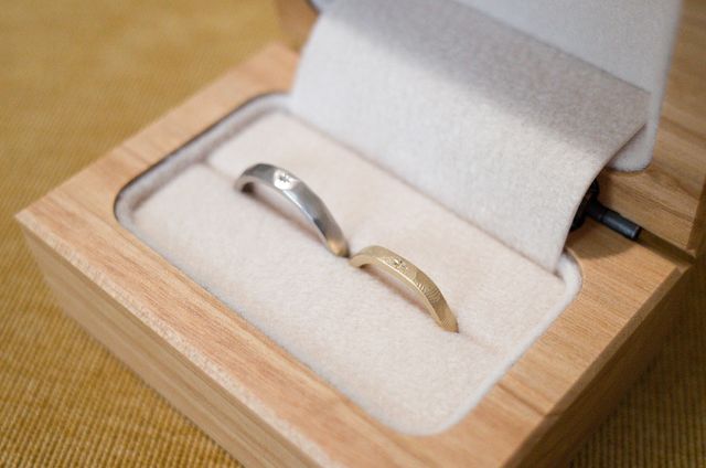 木でできたかわいいリングボックスに入れて届けていただきました