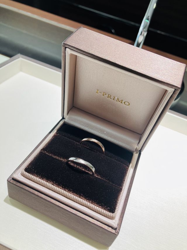 ダイヤ3石でピンクブラウンのリングとプラチナで艶消し吹付あり