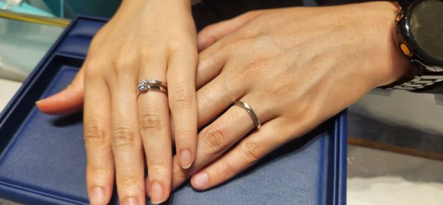 婚約指輪と一緒に付けています。婚約指輪とも合うデザインです。