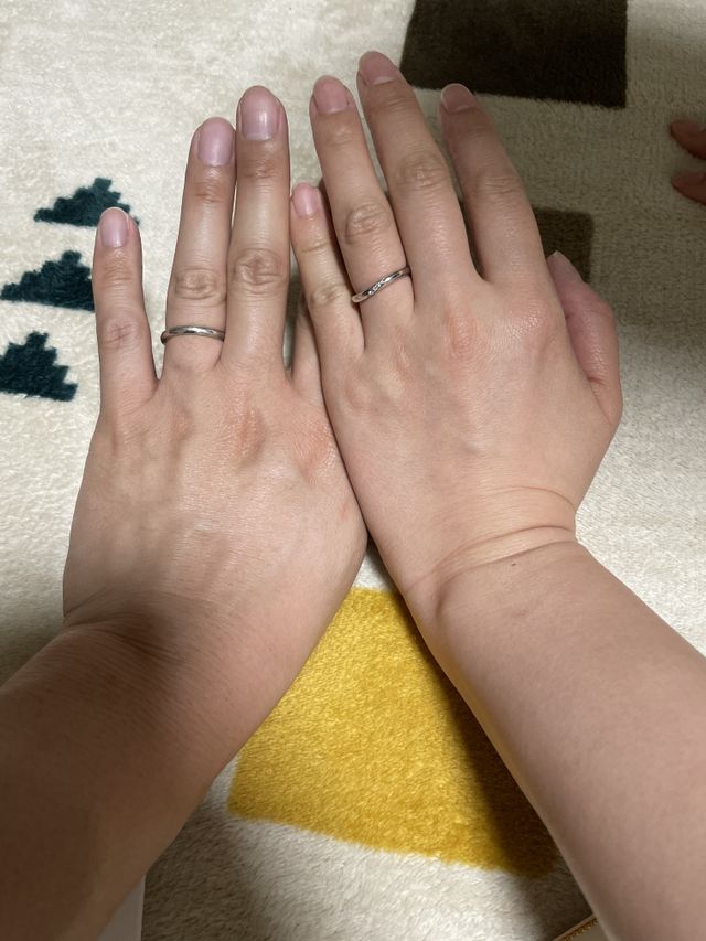 届いた指輪をつけた写真