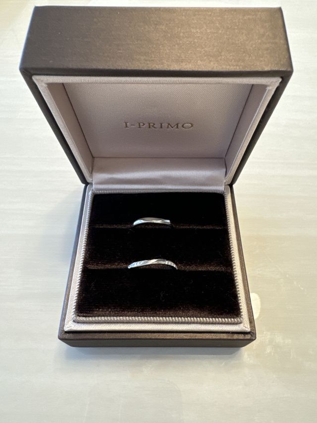 2人の指にぴったり合った指輪をセレクトしていただきました。