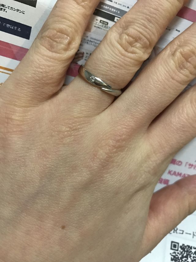 結婚指輪 手をつないでいる感じ マット加工 大きいダイヤ1つ