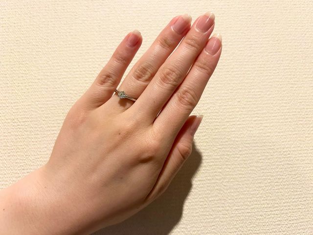 婚約時に彼女に指輪をつけてもらって撮影した写真です