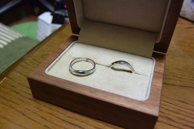 内側には記念日とイニシャル、自転車のパーツをレーザーで