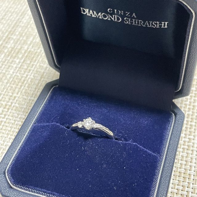 結婚指輪と重ね付け出来る様なデザインを選びました。