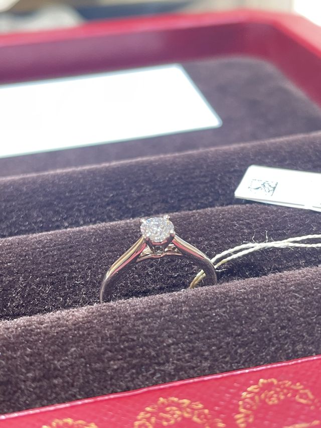 台座高めです
このデザインがよりダイヤを際立たせてくれます。