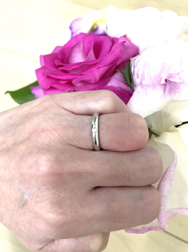 シンプルなデザインです。ダイヤが輝いて気にいっています。