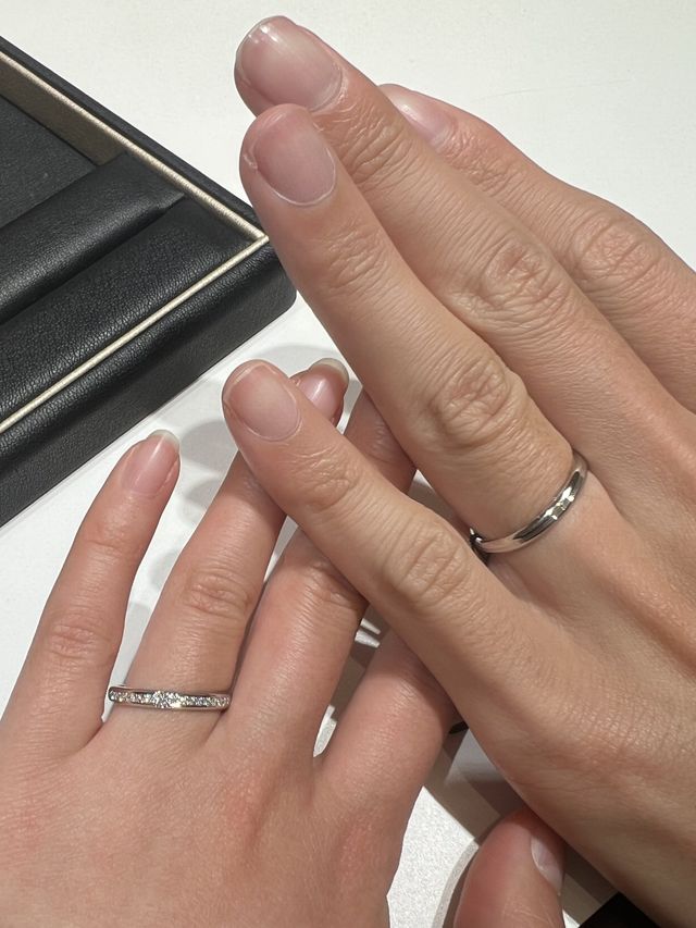 お揃いのデザイン、新婦ダイヤあり