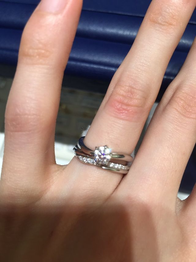 妻の婚約指輪と(下のリングが銀座ダイヤモンドシライシ)。