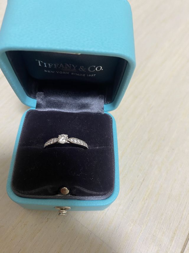 真ん中だけではなくサイドにもダイヤモンドがついています