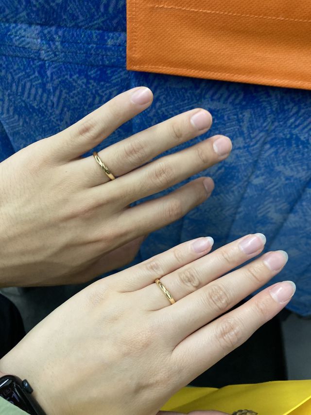 指輪をつけている写真