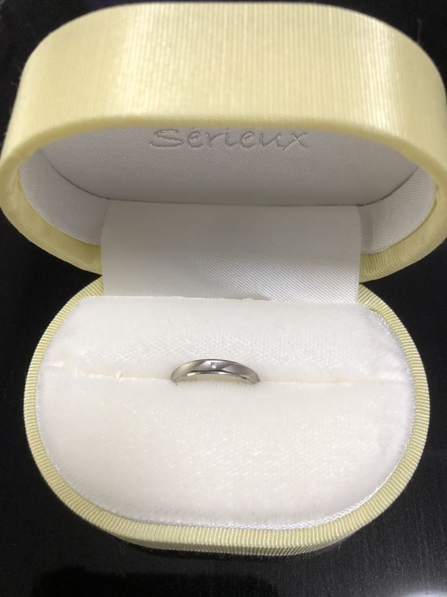 シンプルなデザインで小さなダイヤが控えめで好きです