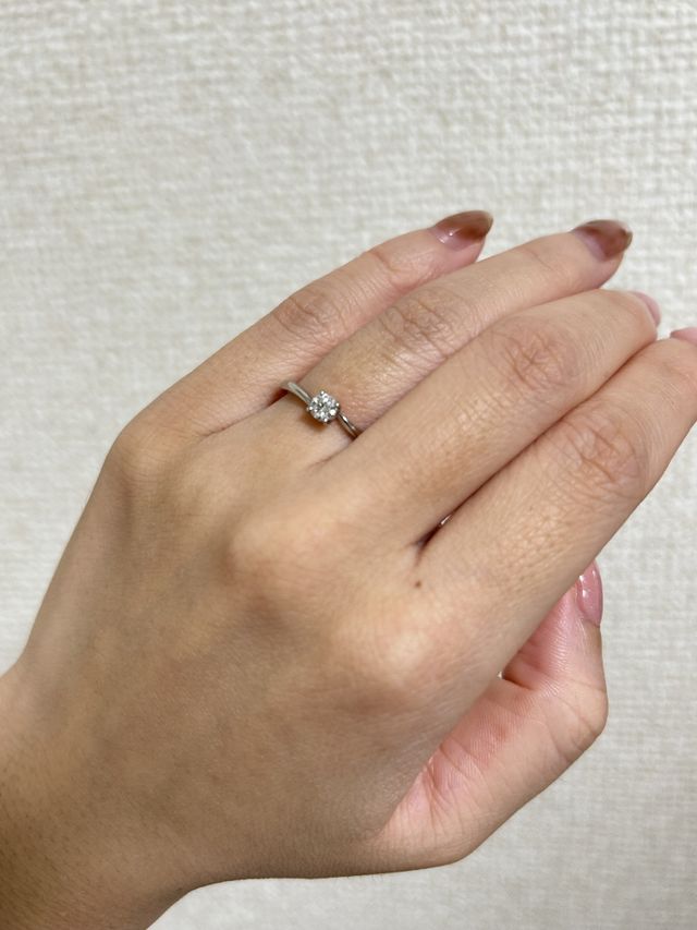 婚約指輪をつけた写真です